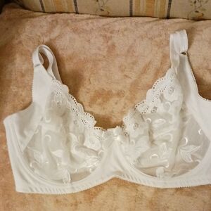 Chic White Lace Underwire Bra